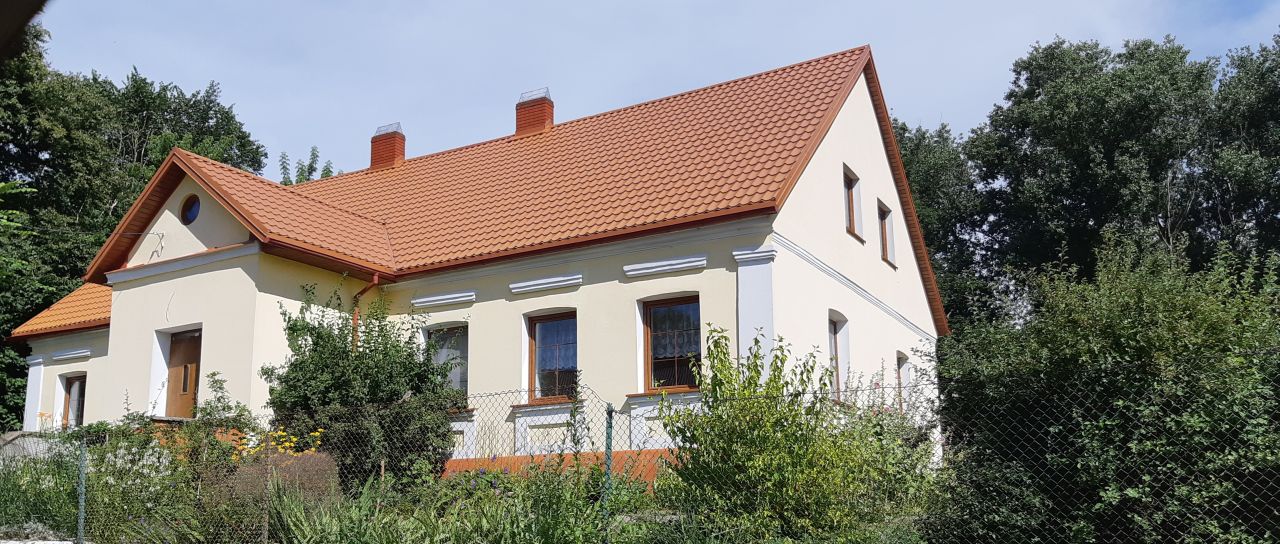 Odremontowany budynek starej szkoły w Bronowie