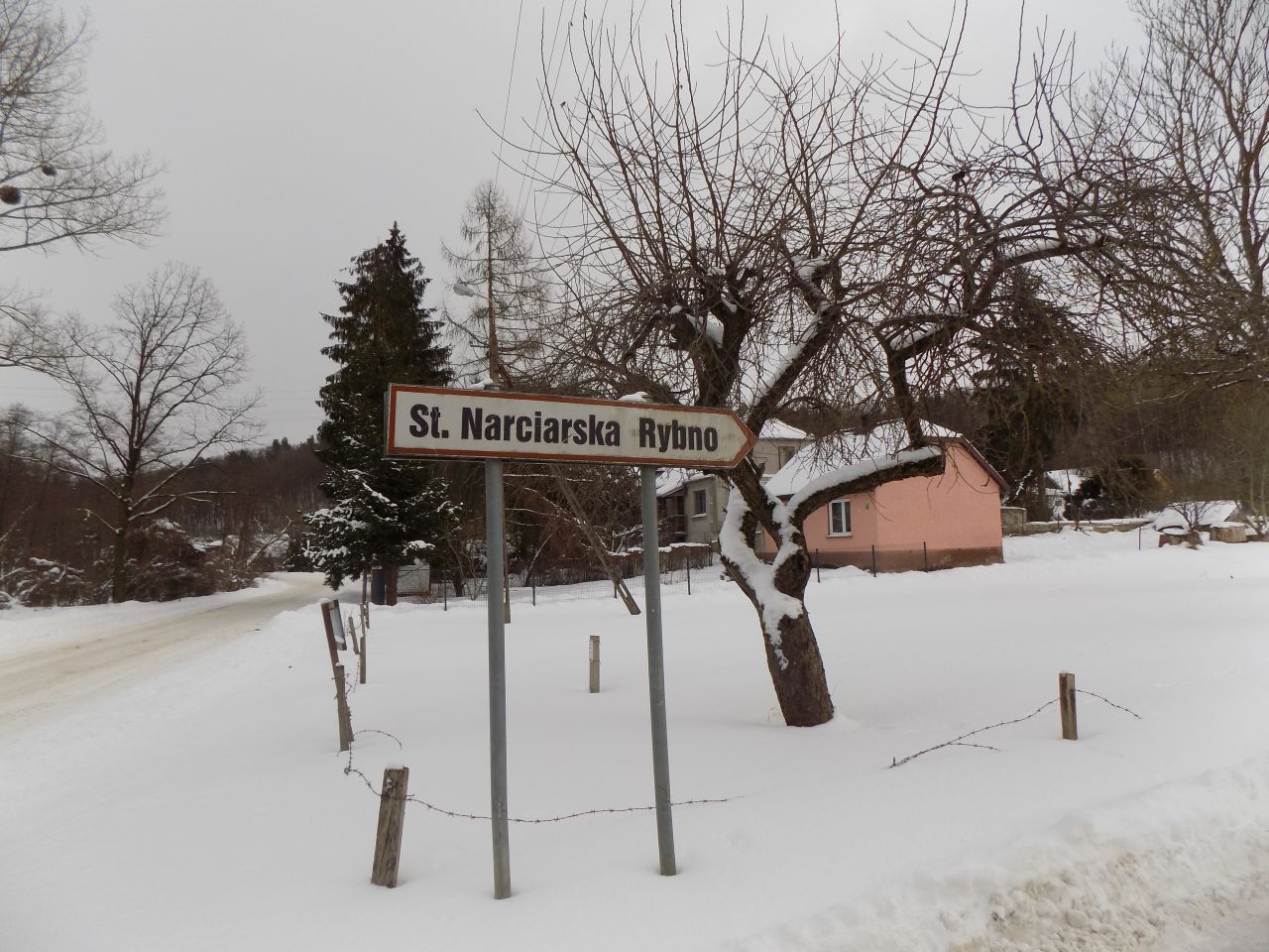 Kierunkowskaz prowadzący do stacji narciarskiej Rybno